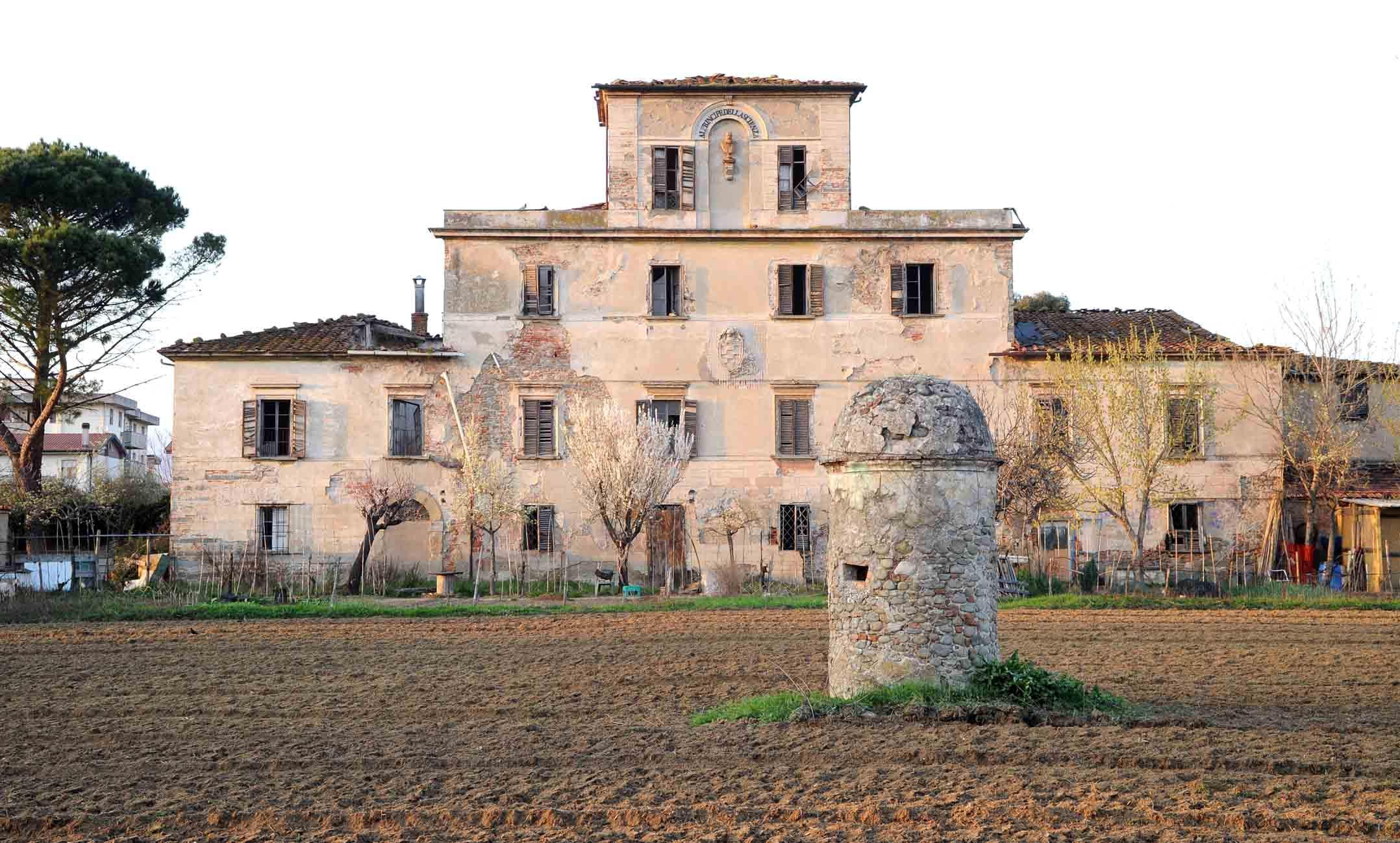 La villa di Montesecco e una parte del vasto pratino di fronte (foto Lorenzo Gori)