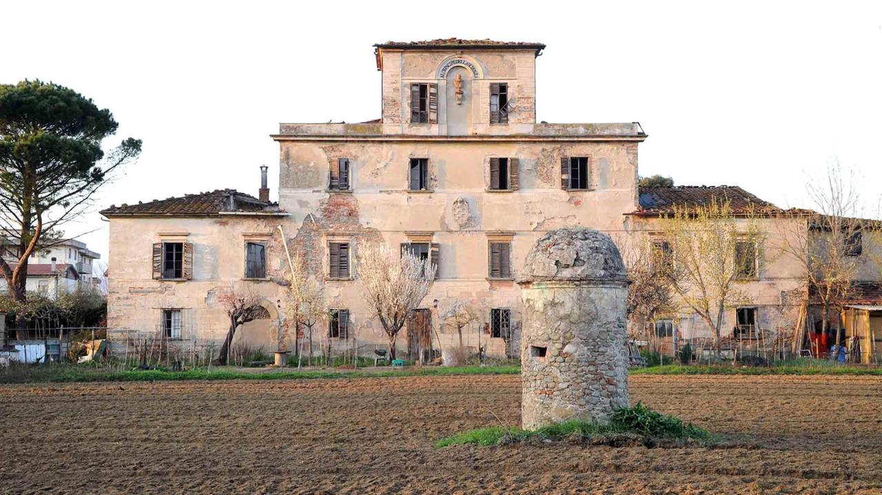 La villa di Montesecco e una parte del vasto pratino di fronte (foto Lorenzo Gori)