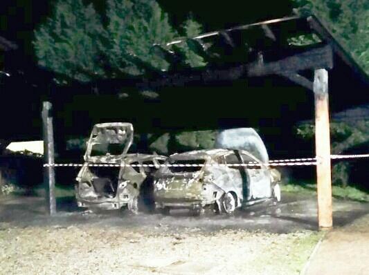 Castelfranco. Due auto distrutte dal fuoco in un cortile 