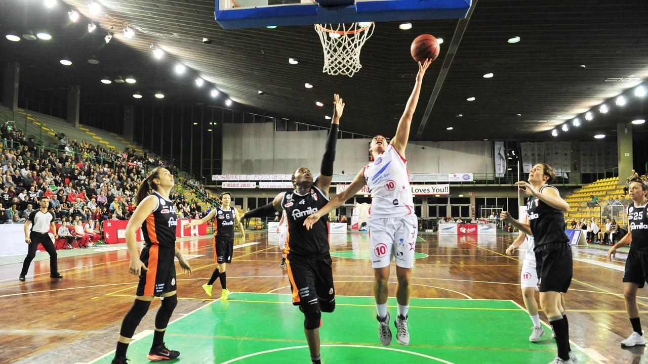 Wojta a canestro contro Schio