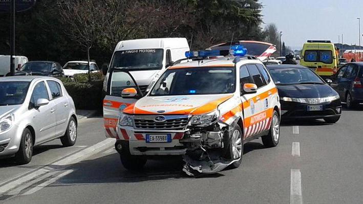 Scontro in centro, coinvolta automedica