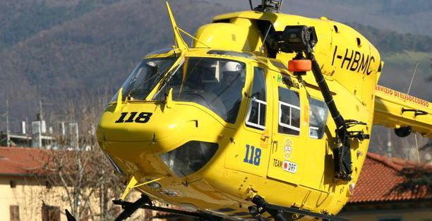 Con la moto finisce in un campo: anziano soccorso con Pegaso
