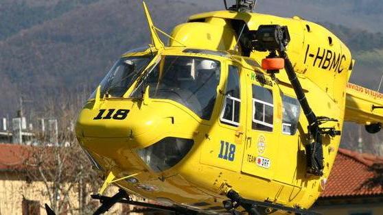 Con la moto finisce in un campo: anziano soccorso con Pegaso
