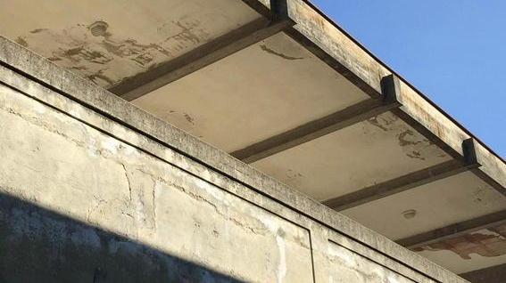 Al cimitero pavimenti scivolosi e intonaco che crolla dai solai