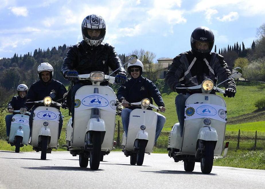 La città invasa da scooter per celebrare la Vespa 
