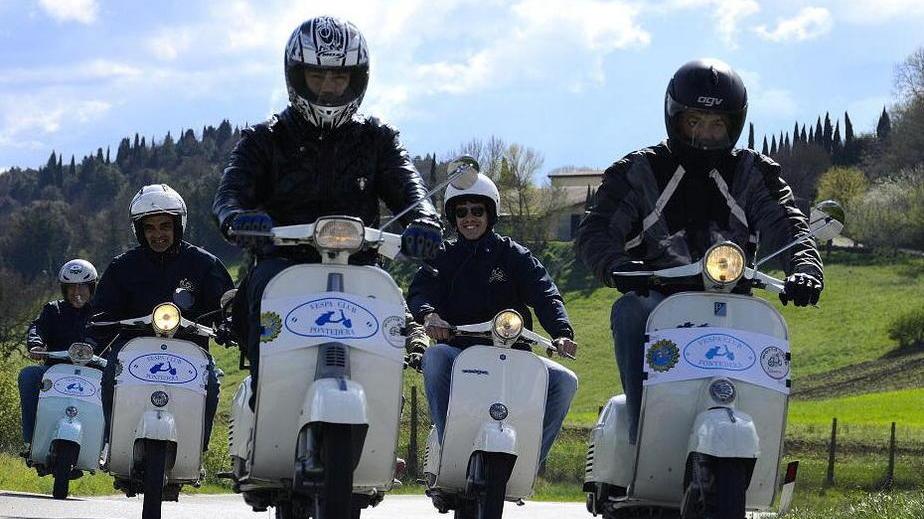 La città invasa da scooter per celebrare la Vespa