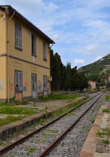 Vecchie linee ferroviarie, l’alternativa è il turismo 