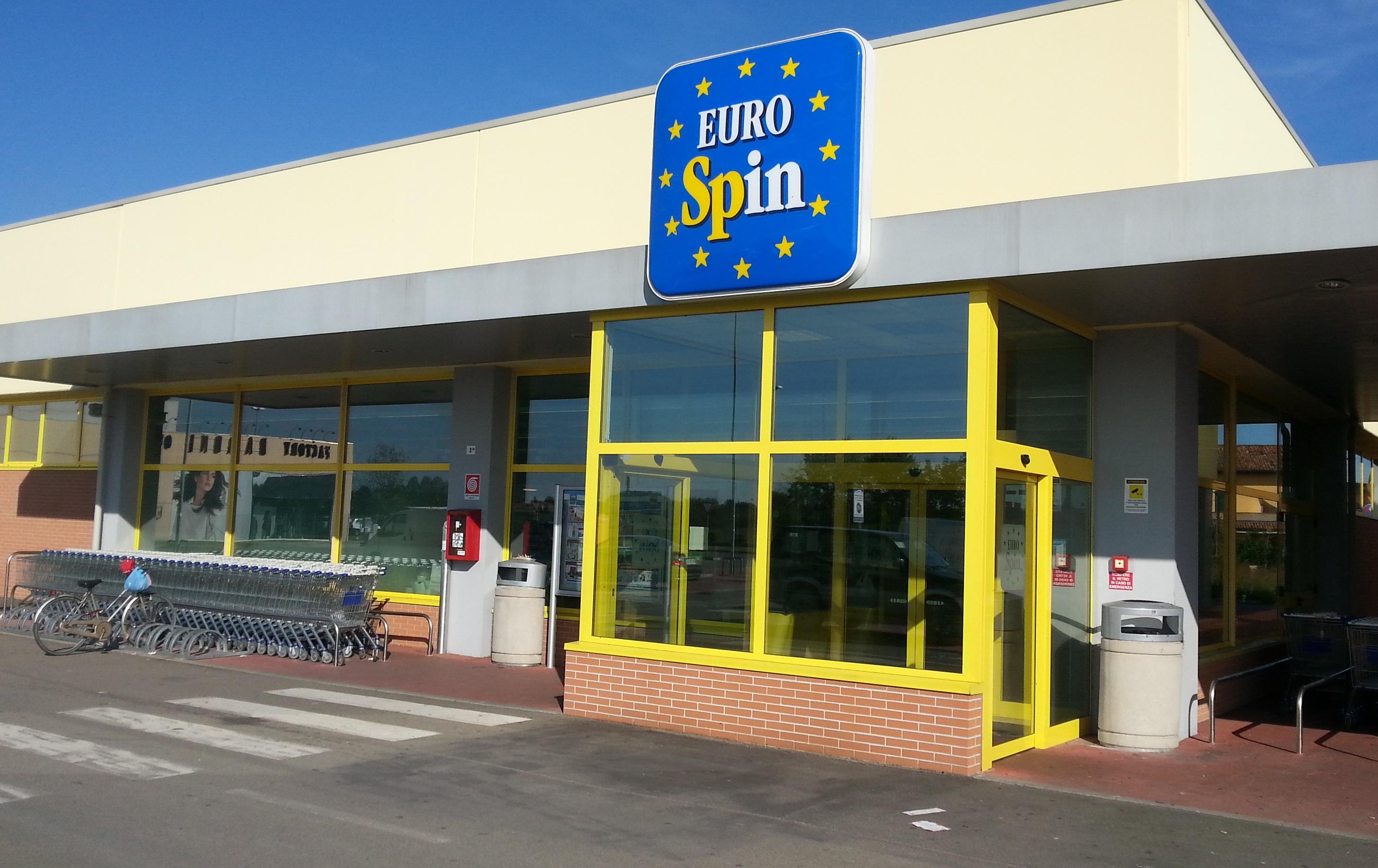 Boato nella notte, i ladri fanno esplodere la cassetta di sicurezza all'Eurospin 