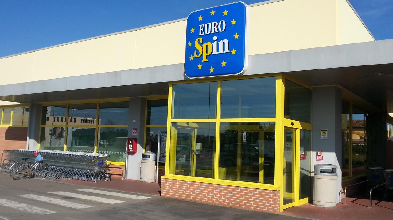Boato nella notte, i ladri fanno esplodere la cassetta di sicurezza all'Eurospin