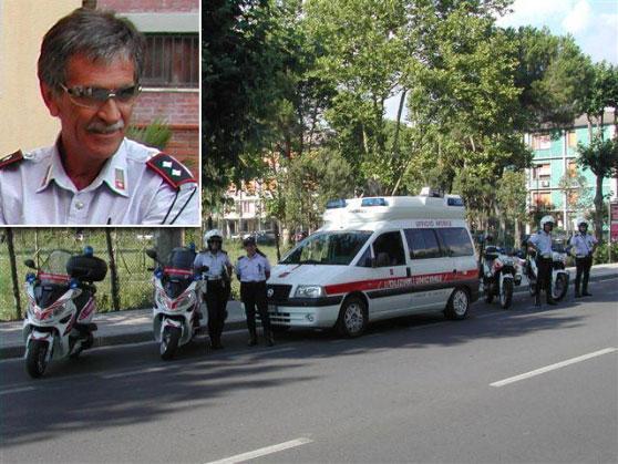 I mezzi della polizia municipale di Camaiore e, nel riquadro, Roberto Ratti