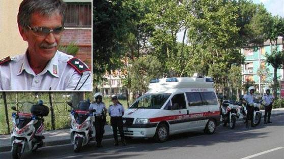 I mezzi della polizia municipale di Camaiore e, nel riquadro, Roberto Ratti