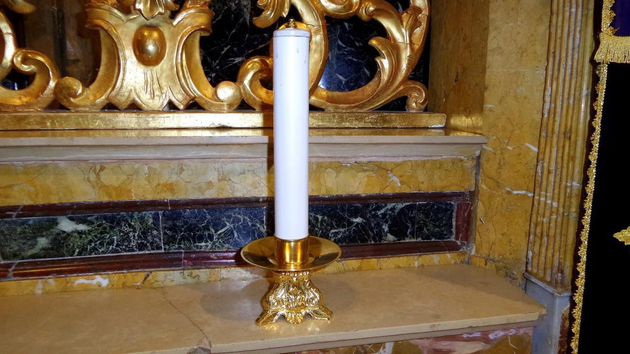 Sassari, parroco sventa il furto di un candeliere 