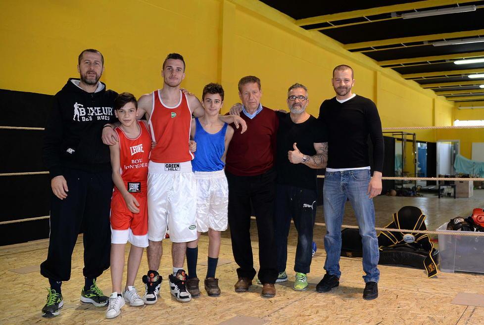 Una parte dello staff e alcuni atleti della Pugilistica Pontedera (foto F. Silvi)