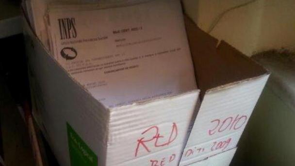 Alcuni scatoloni contenenti documenti con dichiarazioni dei redditi
