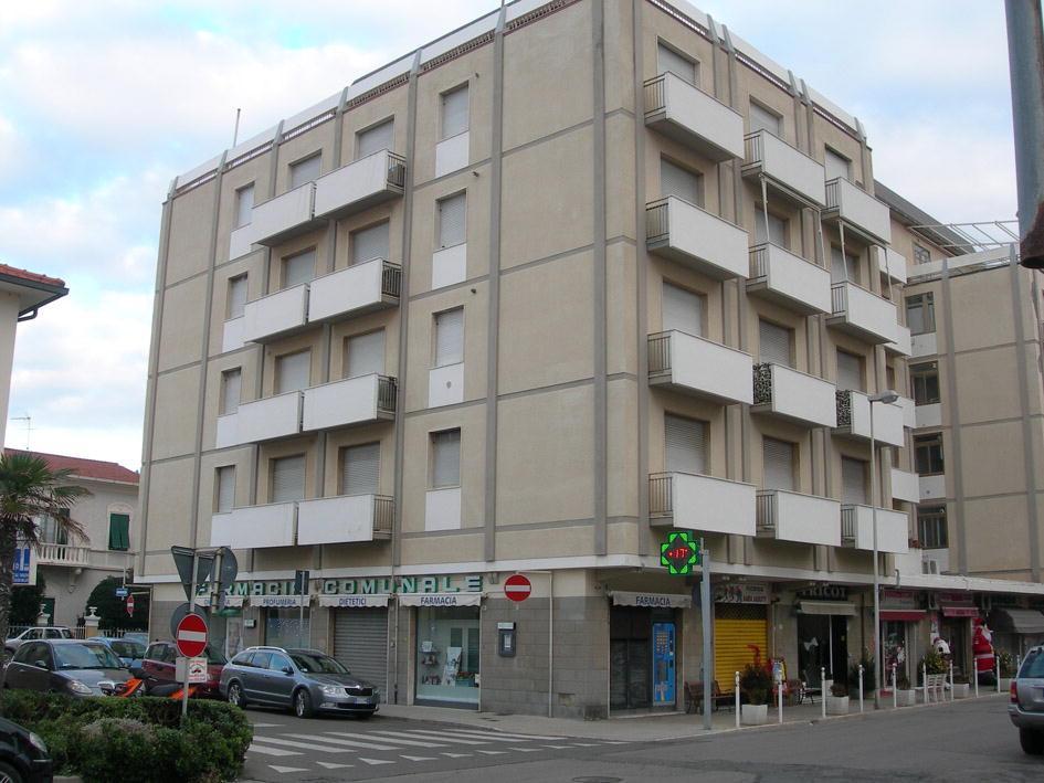 I fondi dell'ex farmacia comunale a Marina di Cecina (foto Falorni/Silvi)