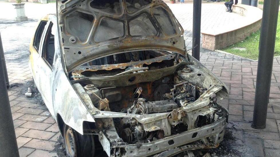 In fiamme all’alba l’auto del parroco di Reggiana