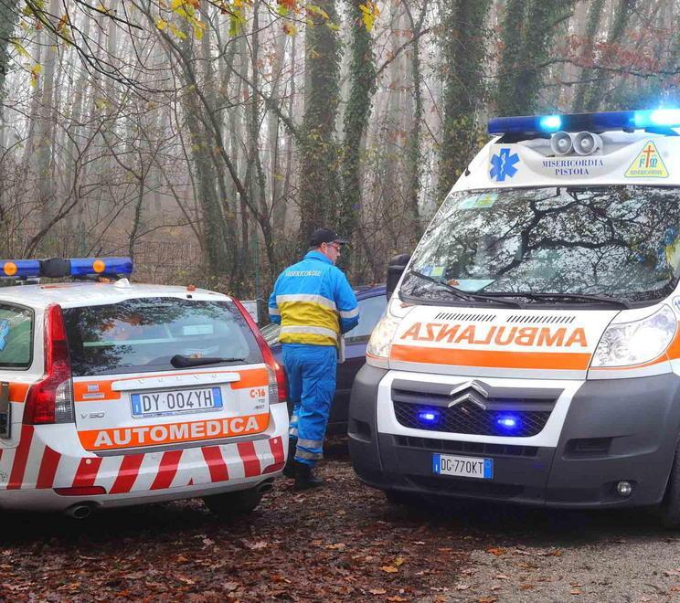 Travolto da due tronchi mentre cammina nel bosco 