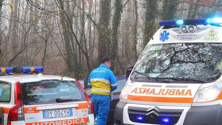 Travolto da due tronchi mentre cammina nel bosco