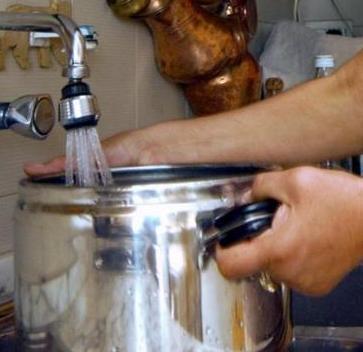 Al 60 per cento dei sardi l’acqua del rubinetto fa paura 