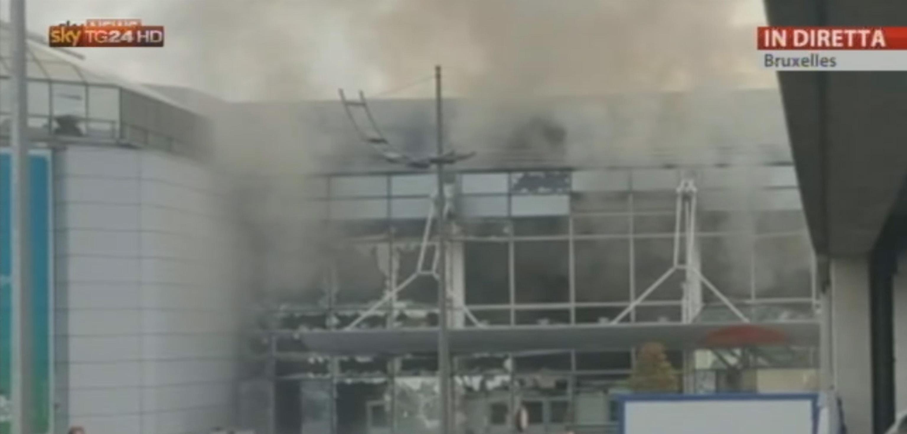 Un'immagine dell'attentato all'aeroporto di Bruxelles nelle riprese di Sky