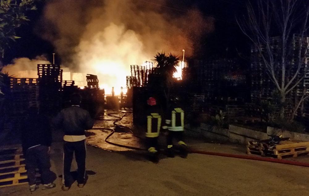 L'incendio (foto Cuffaro)