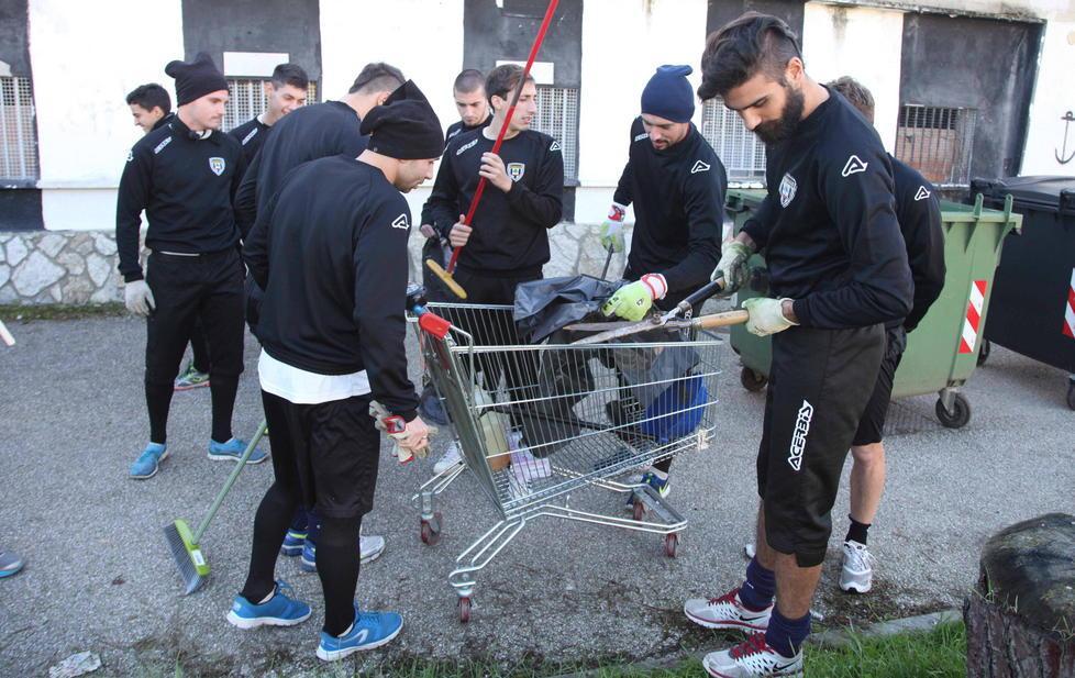 I giocatori del Viareggio alle prese con gli attrezzi