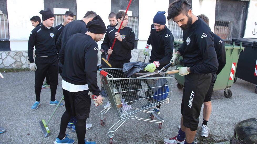 I giocatori del Viareggio alle prese con gli attrezzi