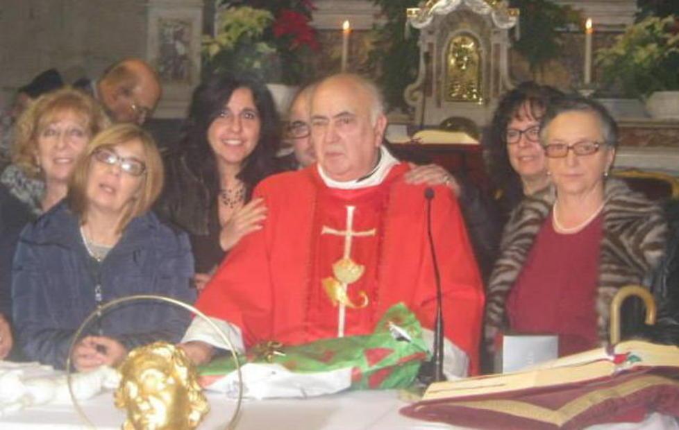 Don Antonio Vincenti con alcune parrocchiane