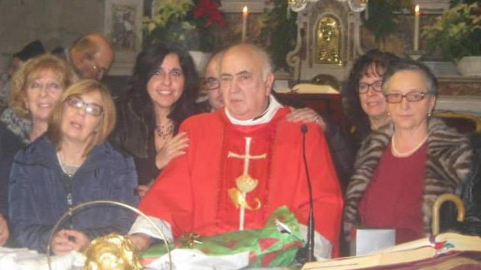 Don Antonio Vincenti con alcune parrocchiane