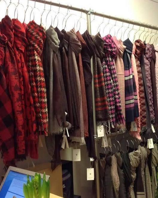 Tornano in centro i foulard (estivi) del lanificio Bisentino 