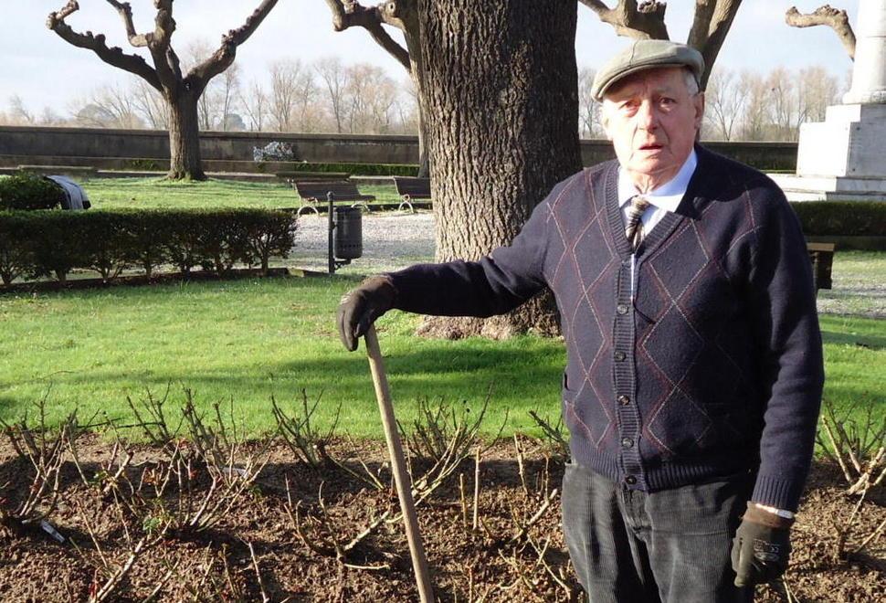 Bruno, il nonno giardiniere volontario 