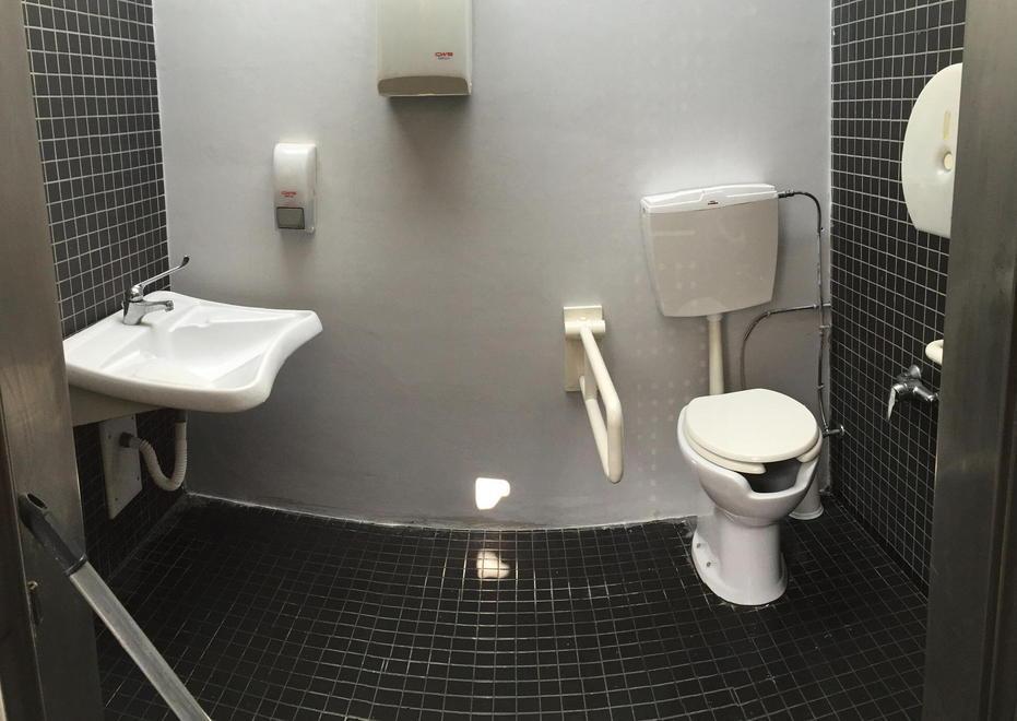 Puliti dal Comune i bagni di piazza La Pira
