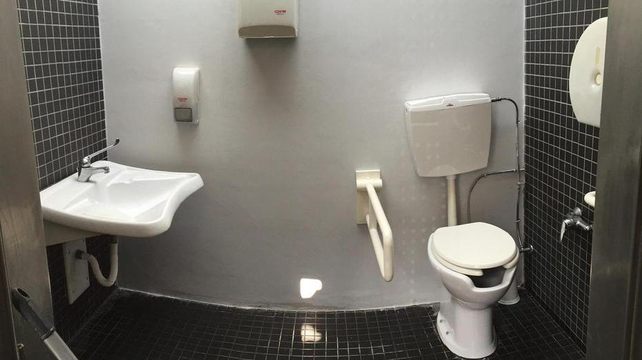 Puliti dal Comune i bagni di piazza La Pira