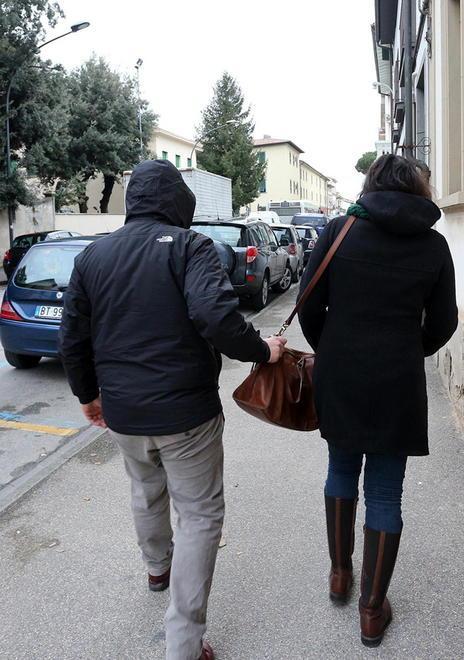 Picchia una donna e le strappa la borsa: bloccato dai passanti 
