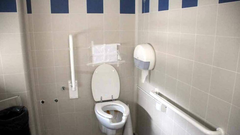 Non c’è acqua, bagni inagibili