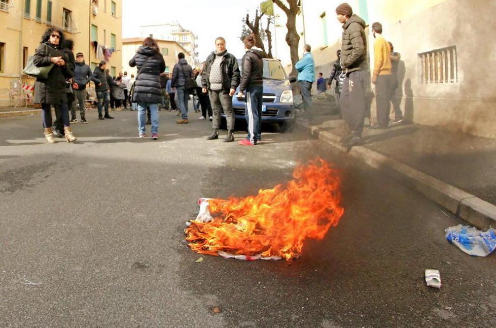 Tensione con rissa in via Bengasi tra manifestanti e antagonisti 