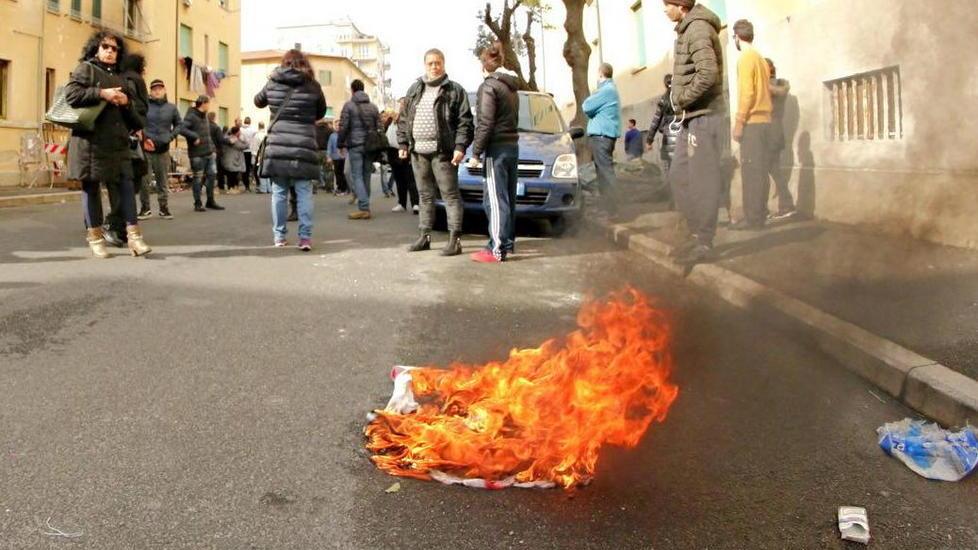 Tensione con rissa in via Bengasi tra manifestanti e antagonisti