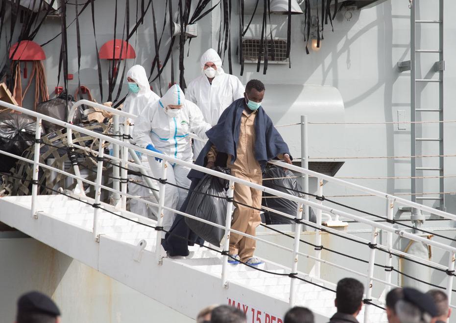 Un esercito in fuga dalla fame, sulla nave una tredicenne incinta