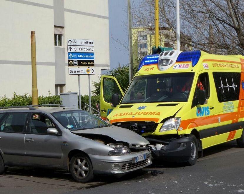 Auto e ambulanza si scontrano, il traffico va in tilt 