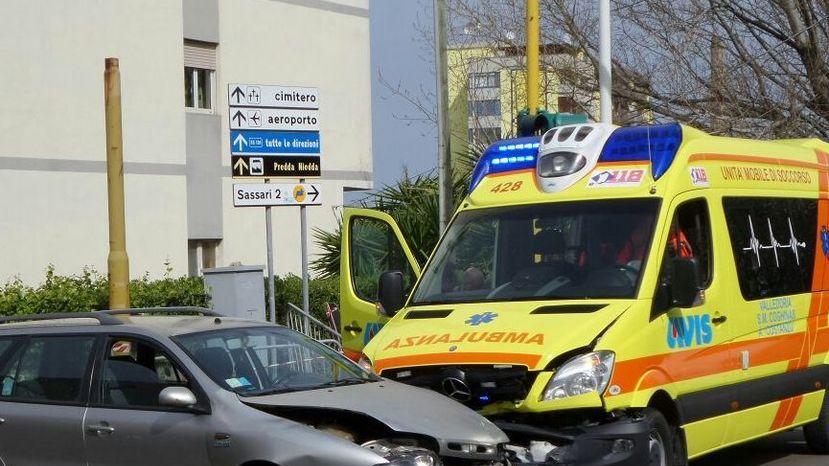 Auto e ambulanza si scontrano, il traffico va in tilt