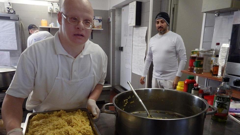 Antonello in cucina, tra i fornelli cadono i muri della disabilità
