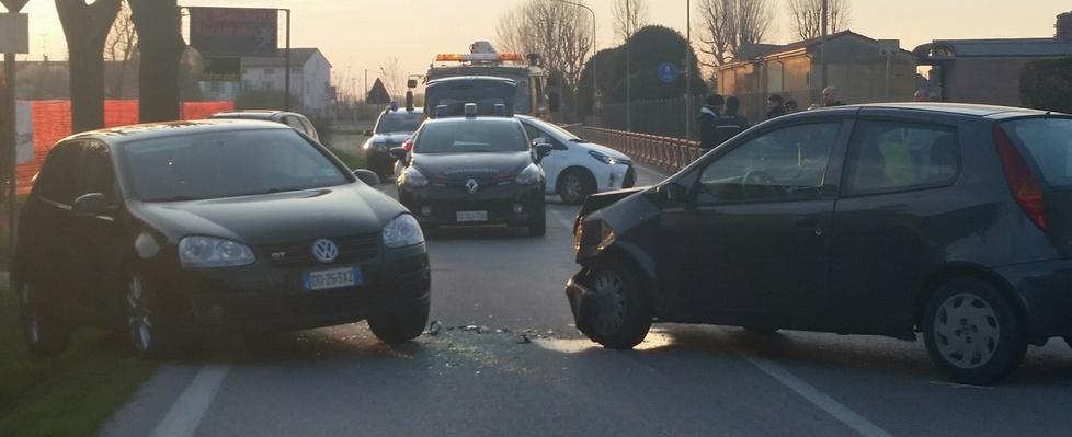 Scontro tra auto con un ferito Chiusa la provinciale a Reno