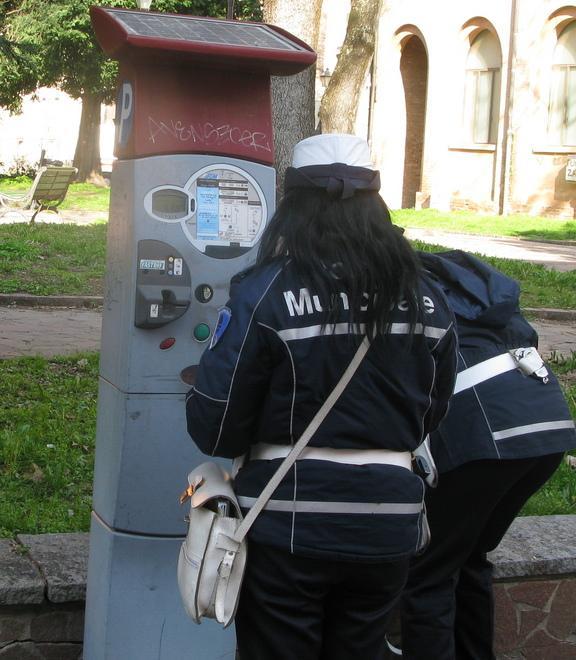 «Quel parchimetro non funziona»: la protesta in via Matteotti