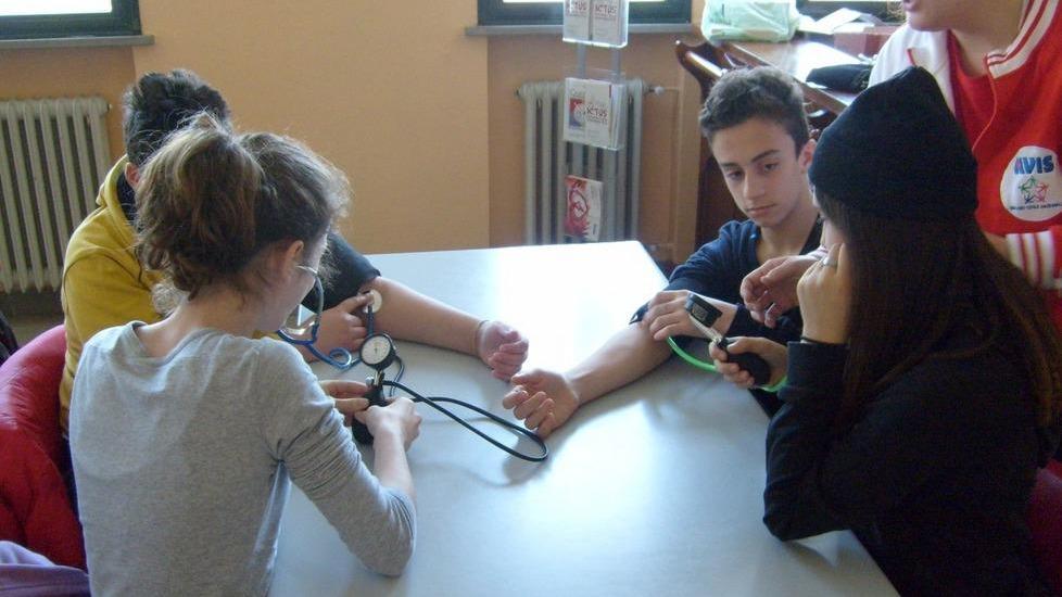 Gli alunni di terza media in visita all’Avis