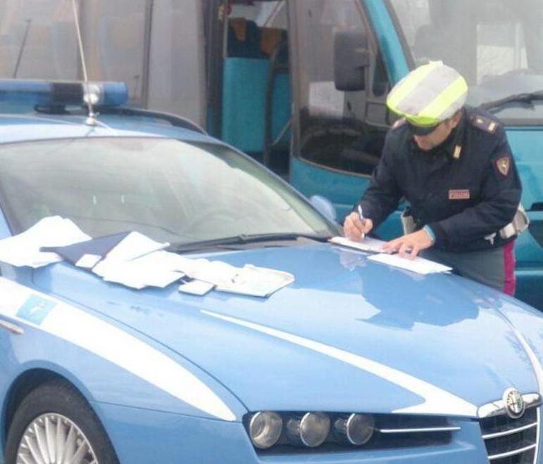 Gite scolastiche sicure la stradale controlla i bus 