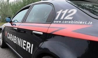 Abbraccia anziano di 86 anni e gli ruba l’orologio prezioso