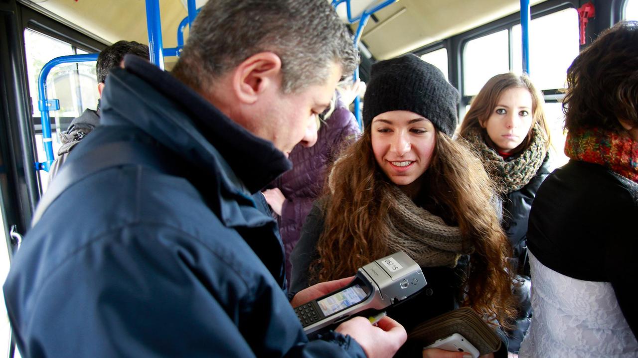 Un controllore verifica la regolarità dei biglietti sui bus di Seta