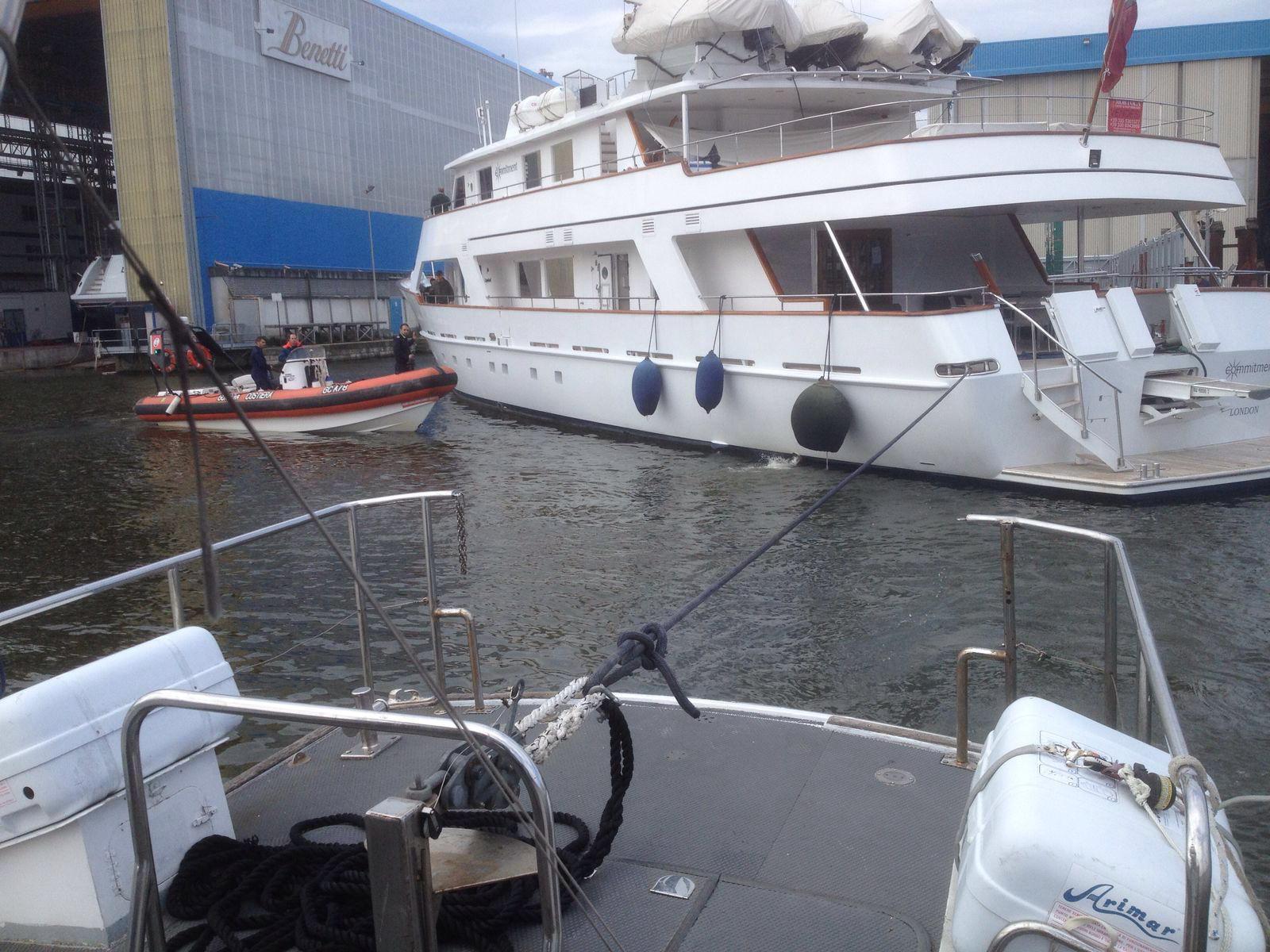 Lo yacht che ha rischiato l'incidente all'interno delle acque del porto