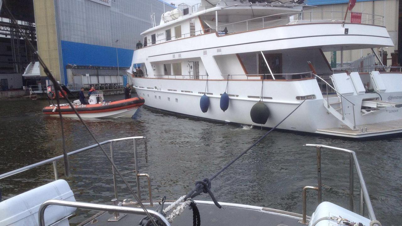 Lo yacht che ha rischiato l'incidente all'interno delle acque del porto
