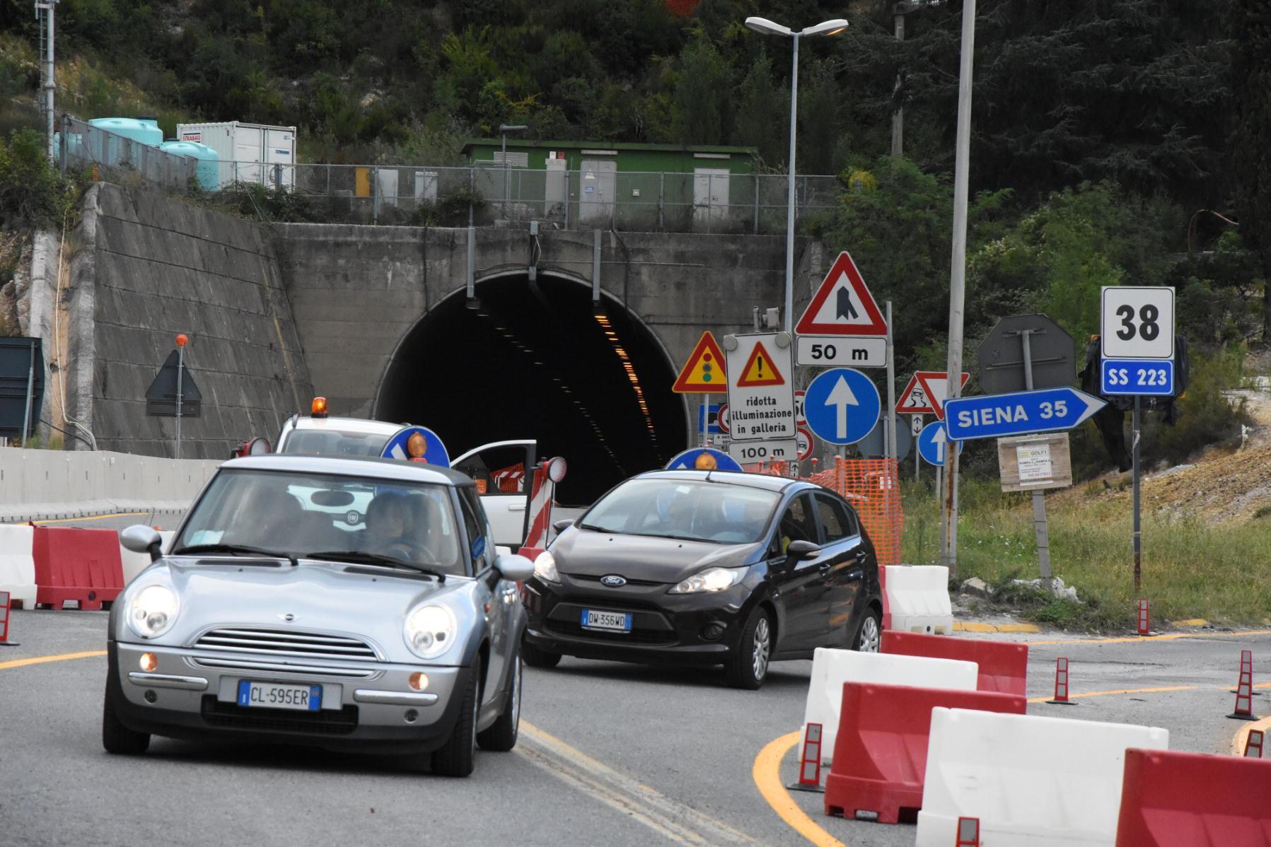La galleria di Casal di Pari chiusa e il traffico deviato 